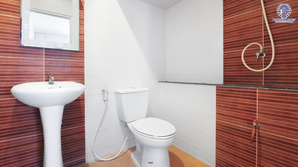 ทาวน์เฮ้าส์มือสอง 4 ห้องนอน ห้องมุม! ม.มณฑล8 เพชรเกษม-เลียบคลองทวีวัฒนา บ้านต่อเติม/พร้อมอยู่ เนื้อที่ 30 ตร.ว. ฟังก์ชั่นจุใจ มีบิ้วท์อินครัวเคาน์เตอร์ พร้อมเฟอร์ฯทั้งหลัง เดินทางสะดวก บนทำเลเชื่อมต่อหลายเส้นทาง ใกล้เดอะมอลล์บางแค และรถไฟฟ้าสายสีน้ำเงิน