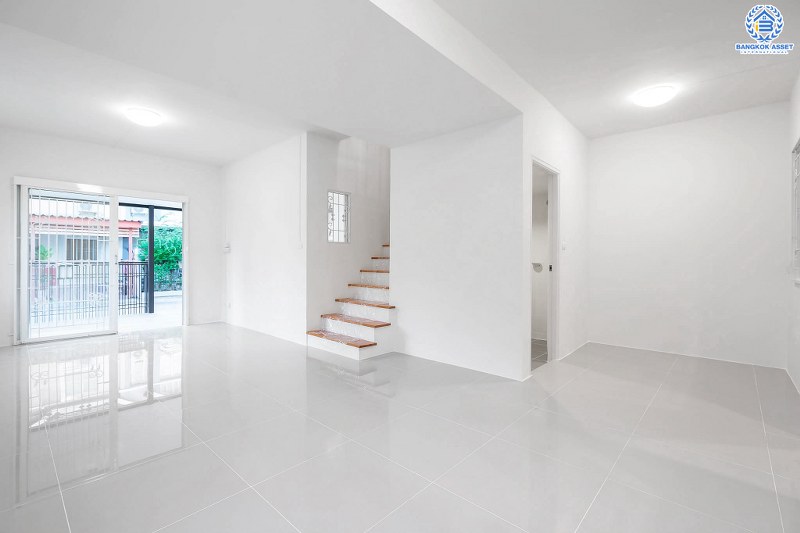 บ้านมือสองตกแต่งใหม่ ห้องมุม! เนื้อที่ 39.2 ตร.ว. โครงการ พฤกษา49/1 บางใหญ่-เซ็นทรัลเวสต์เกต ตกแต่งจัดเต็ม ฟังก์ชั่นครบ 3 ห้องนอน 2 ห้องน้ำ พร้อมอยู่ เดินทางสะดวก เข้าเมืองก็ง่าย ใกล้เซ็นทรัลเวสต์เกต และรถไฟฟ้า สถานีตลาดบางใหญ่