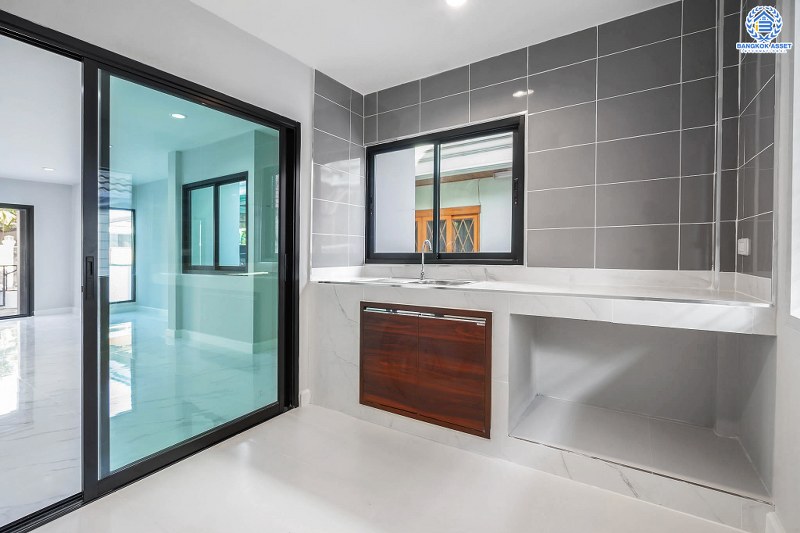 บ้านมือสองตกแต่งใหม่ ม.สายลม แจ้งวัฒนะ-ปากเกร็ด15 หลังใหญ่ สุดคุ้ม! เนื้อที่ 75 ตร.ว. พร้อมอยู่ ฟังก์ชั่น 4 ห้องนอน 3 ห้องน้ำ 2 ที่จอดรถ ตอบโจทย์ครอบครัวใหญ่ คัดสรรวัสดุเกรดพรีเมี่ยม บนทำเลศักยภาพ ใกล้เซ็นทรัลแจ้งวัฒนะ ทางด่วน และรถไฟฟ้าสายสีชมพู