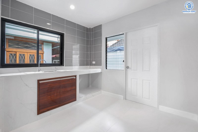 บ้านมือสองตกแต่งใหม่ ม.สายลม แจ้งวัฒนะ-ปากเกร็ด15 หลังใหญ่ สุดคุ้ม! เนื้อที่ 75 ตร.ว. พร้อมอยู่ ฟังก์ชั่น 4 ห้องนอน 3 ห้องน้ำ 2 ที่จอดรถ ตอบโจทย์ครอบครัวใหญ่ คัดสรรวัสดุเกรดพรีเมี่ยม บนทำเลศักยภาพ ใกล้เซ็นทรัลแจ้งวัฒนะ ทางด่วน และรถไฟฟ้าสายสีชมพู