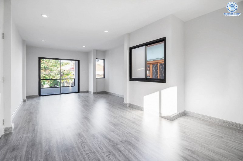 บ้านมือสองตกแต่งใหม่ ม.สายลม แจ้งวัฒนะ-ปากเกร็ด15 หลังใหญ่ สุดคุ้ม! เนื้อที่ 75 ตร.ว. พร้อมอยู่ ฟังก์ชั่น 4 ห้องนอน 3 ห้องน้ำ 2 ที่จอดรถ ตอบโจทย์ครอบครัวใหญ่ คัดสรรวัสดุเกรดพรีเมี่ยม บนทำเลศักยภาพ ใกล้เซ็นทรัลแจ้งวัฒนะ ทางด่วน และรถไฟฟ้าสายสีชมพู