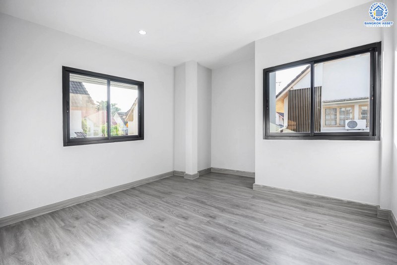 บ้านมือสองตกแต่งใหม่ ม.สายลม แจ้งวัฒนะ-ปากเกร็ด15 หลังใหญ่ สุดคุ้ม! เนื้อที่ 75 ตร.ว. พร้อมอยู่ ฟังก์ชั่น 4 ห้องนอน 3 ห้องน้ำ 2 ที่จอดรถ ตอบโจทย์ครอบครัวใหญ่ คัดสรรวัสดุเกรดพรีเมี่ยม บนทำเลศักยภาพ ใกล้เซ็นทรัลแจ้งวัฒนะ ทางด่วน และรถไฟฟ้าสายสีชมพู