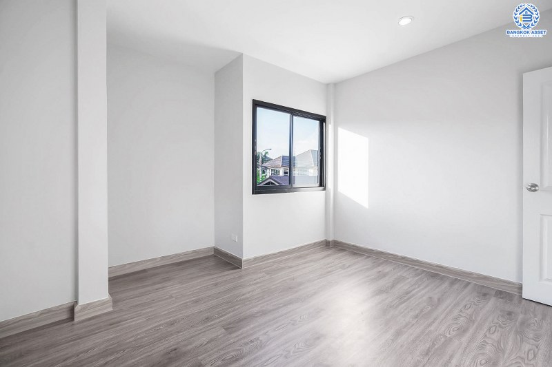 บ้านมือสองตกแต่งใหม่ ม.สายลม แจ้งวัฒนะ-ปากเกร็ด15 หลังใหญ่ สุดคุ้ม! เนื้อที่ 75 ตร.ว. พร้อมอยู่ ฟังก์ชั่น 4 ห้องนอน 3 ห้องน้ำ 2 ที่จอดรถ ตอบโจทย์ครอบครัวใหญ่ คัดสรรวัสดุเกรดพรีเมี่ยม บนทำเลศักยภาพ ใกล้เซ็นทรัลแจ้งวัฒนะ ทางด่วน และรถไฟฟ้าสายสีชมพู