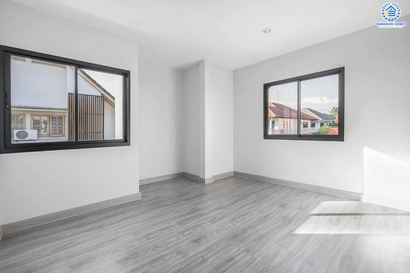 บ้านมือสองตกแต่งใหม่ ม.สายลม แจ้งวัฒนะ-ปากเกร็ด15 หลังใหญ่ สุดคุ้ม! เนื้อที่ 75 ตร.ว. พร้อมอยู่ ฟังก์ชั่น 4 ห้องนอน 3 ห้องน้ำ 2 ที่จอดรถ ตอบโจทย์ครอบครัวใหญ่ คัดสรรวัสดุเกรดพรีเมี่ยม บนทำเลศักยภาพ ใกล้เซ็นทรัลแจ้งวัฒนะ ทางด่วน และรถไฟฟ้าสายสีชมพู