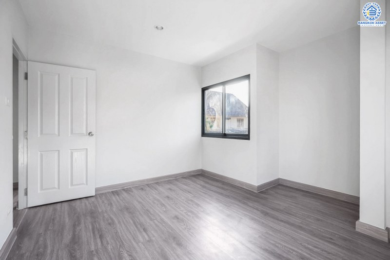 บ้านมือสองตกแต่งใหม่ ม.สายลม แจ้งวัฒนะ-ปากเกร็ด15 หลังใหญ่ สุดคุ้ม! เนื้อที่ 75 ตร.ว. พร้อมอยู่ ฟังก์ชั่น 4 ห้องนอน 3 ห้องน้ำ 2 ที่จอดรถ ตอบโจทย์ครอบครัวใหญ่ คัดสรรวัสดุเกรดพรีเมี่ยม บนทำเลศักยภาพ ใกล้เซ็นทรัลแจ้งวัฒนะ ทางด่วน และรถไฟฟ้าสายสีชมพู