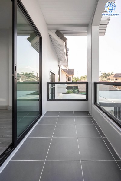 บ้านมือสองตกแต่งใหม่ ม.สายลม แจ้งวัฒนะ-ปากเกร็ด15 หลังใหญ่ สุดคุ้ม! เนื้อที่ 75 ตร.ว. พร้อมอยู่ ฟังก์ชั่น 4 ห้องนอน 3 ห้องน้ำ 2 ที่จอดรถ ตอบโจทย์ครอบครัวใหญ่ คัดสรรวัสดุเกรดพรีเมี่ยม บนทำเลศักยภาพ ใกล้เซ็นทรัลแจ้งวัฒนะ ทางด่วน และรถไฟฟ้าสายสีชมพู