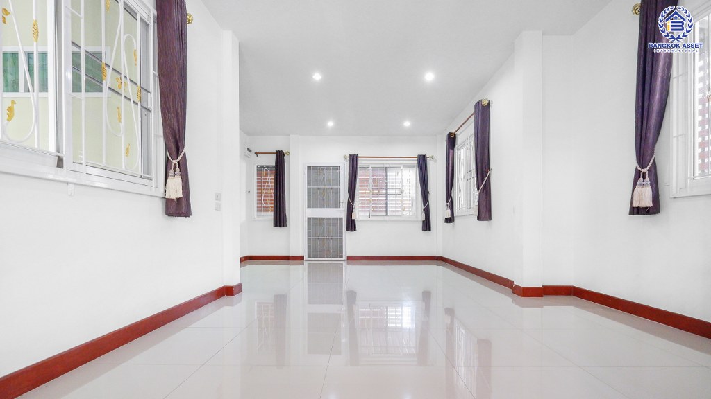 ทาวน์เฮ้าส์มือสองนนทบุรี ห้องมุม! ม.บัวทองธานีพาร์ควิลล์12 กาญจนาภิเษก (ซ.จันทร์ทองเอี่ยม) เนื้อที่ 28 ตร.ว. ฟังก์ชั่น 3 ห้องนอน 2 ห้องน้ำ บ้านไม่เคยเข้าอยู่! เดินทางสะดวก ใกล้เซ็นทรัลเวสต์เกต เพียง 5 นาทีจากสถานีคลองบางไผ่ ราคาเพียง 2 ล้านต้นๆ...