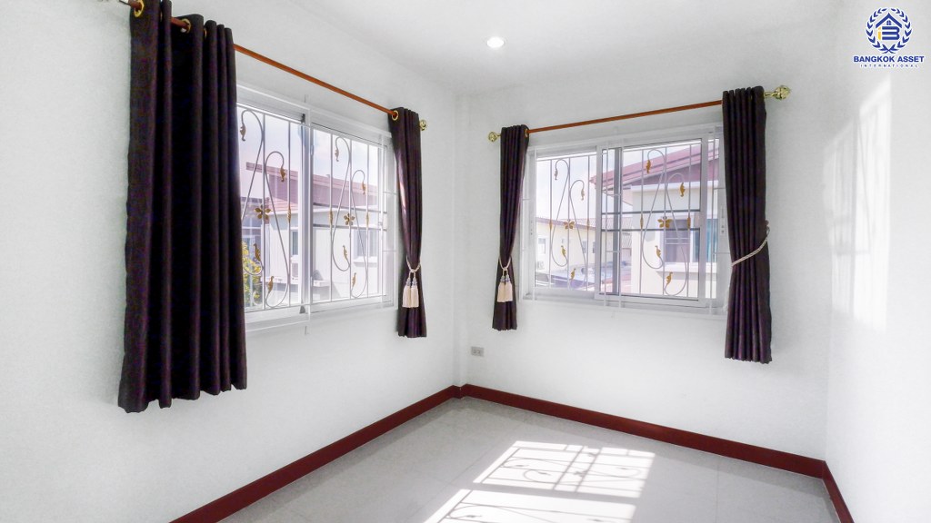 ทาวน์เฮ้าส์มือสองนนทบุรี ห้องมุม! ม.บัวทองธานีพาร์ควิลล์12 กาญจนาภิเษก (ซ.จันทร์ทองเอี่ยม) เนื้อที่ 28 ตร.ว. ฟังก์ชั่น 3 ห้องนอน 2 ห้องน้ำ บ้านไม่เคยเข้าอยู่! เดินทางสะดวก ใกล้เซ็นทรัลเวสต์เกต เพียง 5 นาทีจากสถานีคลองบางไผ่ ราคาเพียง 2 ล้านต้นๆ...