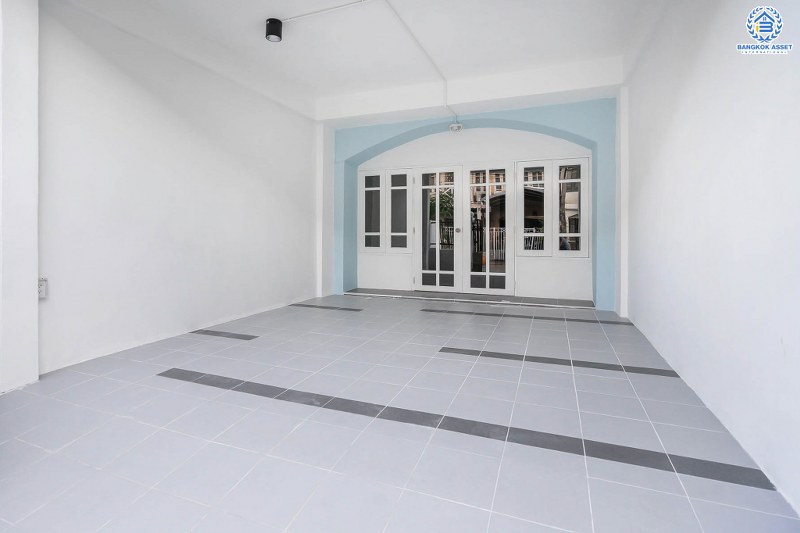 บ้านมือสองตกแต่งใหม่ ม.ดิเอมเมอรัลด์พาร์ค เรวดี-ติวานนท์ กว้างขวางฟังก์ชั่นเด่น เนื้อที่ 18 ตร.ว. ต่อเติมครบ พร้อมอยู่ 2 ห้องนอน 2 ห้องน้ำ บนทำเลโซนเมือง! เข้า-ออกได้หลายเส้นทาง ทั้งรัตนาธิเบศร์ , ติวานนท์ และเลี่ยงเมืองนนท์ ใกล้รถไฟฟ้า สถานีกระทรวงสาธารณะสุข