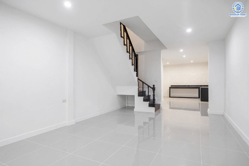 บ้านมือสองตกแต่งใหม่ ม.ดิเอมเมอรัลด์พาร์ค เรวดี-ติวานนท์ กว้างขวางฟังก์ชั่นเด่น เนื้อที่ 18 ตร.ว. ต่อเติมครบ พร้อมอยู่ 2 ห้องนอน 2 ห้องน้ำ บนทำเลโซนเมือง! เข้า-ออกได้หลายเส้นทาง ทั้งรัตนาธิเบศร์ , ติวานนท์ และเลี่ยงเมืองนนท์ ใกล้รถไฟฟ้า สถานีกระทรวงสาธารณะสุข