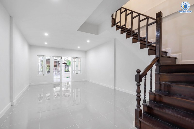 บ้านมือสองตกแต่งใหม่ ม.ดิเอมเมอรัลด์พาร์ค เรวดี-ติวานนท์ กว้างขวางฟังก์ชั่นเด่น เนื้อที่ 18 ตร.ว. ต่อเติมครบ พร้อมอยู่ 2 ห้องนอน 2 ห้องน้ำ บนทำเลโซนเมือง! เข้า-ออกได้หลายเส้นทาง ทั้งรัตนาธิเบศร์ , ติวานนท์ และเลี่ยงเมืองนนท์ ใกล้รถไฟฟ้า สถานีกระทรวงสาธารณะสุข