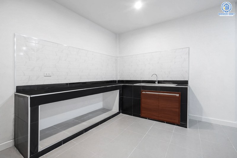 บ้านมือสองตกแต่งใหม่ ม.ดิเอมเมอรัลด์พาร์ค เรวดี-ติวานนท์ กว้างขวางฟังก์ชั่นเด่น เนื้อที่ 18 ตร.ว. ต่อเติมครบ พร้อมอยู่ 2 ห้องนอน 2 ห้องน้ำ บนทำเลโซนเมือง! เข้า-ออกได้หลายเส้นทาง ทั้งรัตนาธิเบศร์ , ติวานนท์ และเลี่ยงเมืองนนท์ ใกล้รถไฟฟ้า สถานีกระทรวงสาธารณะสุข