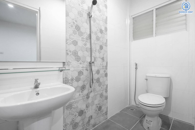 บ้านมือสองตกแต่งใหม่ ม.ดิเอมเมอรัลด์พาร์ค เรวดี-ติวานนท์ กว้างขวางฟังก์ชั่นเด่น เนื้อที่ 18 ตร.ว. ต่อเติมครบ พร้อมอยู่ 2 ห้องนอน 2 ห้องน้ำ บนทำเลโซนเมือง! เข้า-ออกได้หลายเส้นทาง ทั้งรัตนาธิเบศร์ , ติวานนท์ และเลี่ยงเมืองนนท์ ใกล้รถไฟฟ้า สถานีกระทรวงสาธารณะสุข