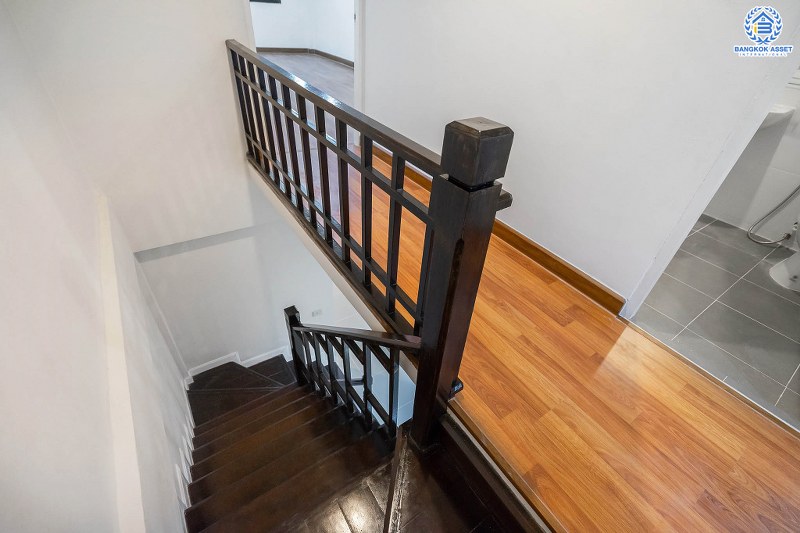 บ้านมือสองตกแต่งใหม่ ม.ดิเอมเมอรัลด์พาร์ค เรวดี-ติวานนท์ กว้างขวางฟังก์ชั่นเด่น เนื้อที่ 18 ตร.ว. ต่อเติมครบ พร้อมอยู่ 2 ห้องนอน 2 ห้องน้ำ บนทำเลโซนเมือง! เข้า-ออกได้หลายเส้นทาง ทั้งรัตนาธิเบศร์ , ติวานนท์ และเลี่ยงเมืองนนท์ ใกล้รถไฟฟ้า สถานีกระทรวงสาธารณะสุข