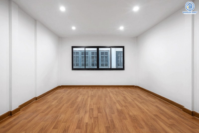 บ้านมือสองตกแต่งใหม่ ม.ดิเอมเมอรัลด์พาร์ค เรวดี-ติวานนท์ กว้างขวางฟังก์ชั่นเด่น เนื้อที่ 18 ตร.ว. ต่อเติมครบ พร้อมอยู่ 2 ห้องนอน 2 ห้องน้ำ บนทำเลโซนเมือง! เข้า-ออกได้หลายเส้นทาง ทั้งรัตนาธิเบศร์ , ติวานนท์ และเลี่ยงเมืองนนท์ ใกล้รถไฟฟ้า สถานีกระทรวงสาธารณะสุข