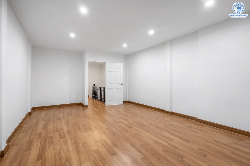 บ้านมือสองตกแต่งใหม่ ม.ดิเอมเมอรัลด์พาร์ค เรวดี-ติวานนท์ กว้างขวางฟังก์ชั่นเด่น เนื้อที่ 18 ตร.ว. ต่อเติมครบ พร้อมอยู่ 2 ห้องนอน 2 ห้องน้ำ บนทำเลโซนเมือง! เข้า-ออกได้หลายเส้นทาง ทั้งรัตนาธิเบศร์ , ติวานนท์ และเลี่ยงเมืองนนท์ ใกล้รถไฟฟ้า สถานีกระทรวงสาธารณะสุข