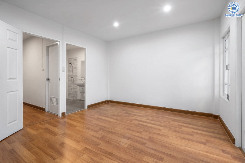 บ้านมือสองตกแต่งใหม่ ม.ดิเอมเมอรัลด์พาร์ค เรวดี-ติวานนท์ กว้างขวางฟังก์ชั่นเด่น เนื้อที่ 18 ตร.ว. ต่อเติมครบ พร้อมอยู่ 2 ห้องนอน 2 ห้องน้ำ บนทำเลโซนเมือง! เข้า-ออกได้หลายเส้นทาง ทั้งรัตนาธิเบศร์ , ติวานนท์ และเลี่ยงเมืองนนท์ ใกล้รถไฟฟ้า สถานีกระทรวงสาธารณะสุข