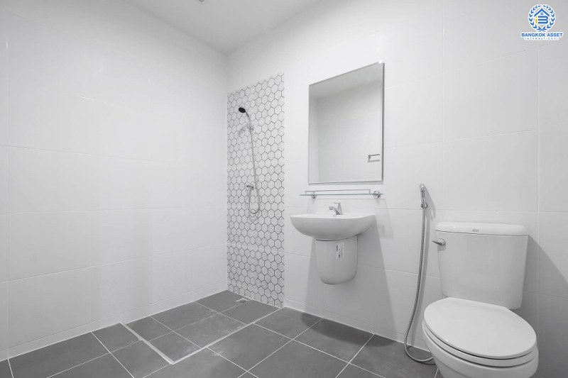 บ้านมือสองตกแต่งใหม่ ม.ดิเอมเมอรัลด์พาร์ค เรวดี-ติวานนท์ กว้างขวางฟังก์ชั่นเด่น เนื้อที่ 18 ตร.ว. ต่อเติมครบ พร้อมอยู่ 2 ห้องนอน 2 ห้องน้ำ บนทำเลโซนเมือง! เข้า-ออกได้หลายเส้นทาง ทั้งรัตนาธิเบศร์ , ติวานนท์ และเลี่ยงเมืองนนท์ ใกล้รถไฟฟ้า สถานีกระทรวงสาธารณะสุข