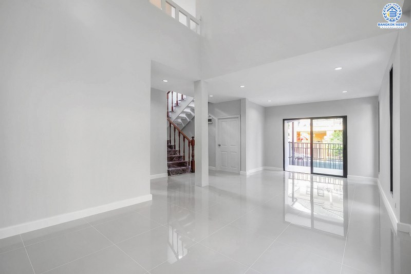 บ้านมือสองตกแต่งใหม่ หลังใหญ่ พร้อมอยู่ ม.ดิเอมเมอรัลการ์เด้น ราชพฤกษ์-บางบัวทอง เนื้อที่ 50 ตร.ว. ฟังก์ชั่น 3 ห้องนอน 3 ห้องน้ำ ต่อเติมครัวเคาน์เตอร์ ทำเลดี เชื่อมต่อถนนชัยพฤกษ์ ,ราชพฤกษ์ ใกล้เซ็นทรัลเวสท์เกต และรถไฟฟ้าสถานี "บางพลู"...