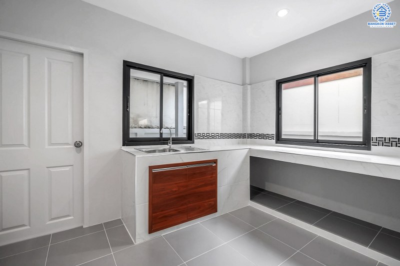 บ้านมือสองตกแต่งใหม่ หลังใหญ่ พร้อมอยู่ ม.ดิเอมเมอรัลการ์เด้น ราชพฤกษ์-บางบัวทอง เนื้อที่ 50 ตร.ว. ฟังก์ชั่น 3 ห้องนอน 3 ห้องน้ำ ต่อเติมครัวเคาน์เตอร์ ทำเลดี เชื่อมต่อถนนชัยพฤกษ์ ,ราชพฤกษ์ ใกล้เซ็นทรัลเวสท์เกต และรถไฟฟ้าสถานี "บางพลู"...