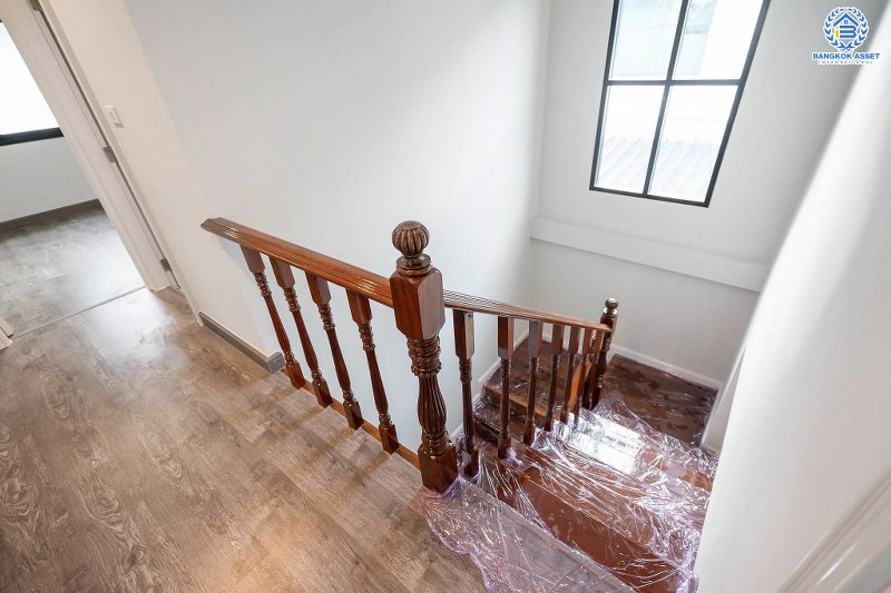 บ้านมือสองตกแต่งใหม่ หลังใหญ่ พร้อมอยู่ ม.ดิเอมเมอรัลการ์เด้น ราชพฤกษ์-บางบัวทอง เนื้อที่ 50 ตร.ว. ฟังก์ชั่น 3 ห้องนอน 3 ห้องน้ำ ต่อเติมครัวเคาน์เตอร์ ทำเลดี เชื่อมต่อถนนชัยพฤกษ์ ,ราชพฤกษ์ ใกล้เซ็นทรัลเวสท์เกต และรถไฟฟ้าสถานี "บางพลู"...