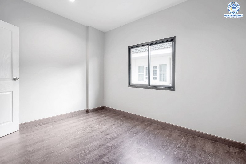 บ้านมือสองตกแต่งใหม่ หลังใหญ่ พร้อมอยู่ ม.ดิเอมเมอรัลการ์เด้น ราชพฤกษ์-บางบัวทอง เนื้อที่ 50 ตร.ว. ฟังก์ชั่น 3 ห้องนอน 3 ห้องน้ำ ต่อเติมครัวเคาน์เตอร์ ทำเลดี เชื่อมต่อถนนชัยพฤกษ์ ,ราชพฤกษ์ ใกล้เซ็นทรัลเวสท์เกต และรถไฟฟ้าสถานี "บางพลู"...