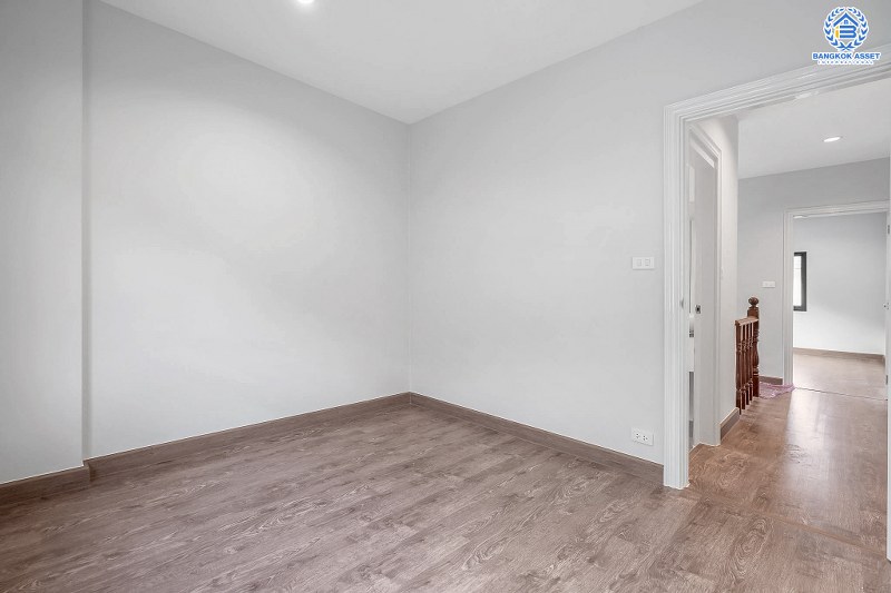 บ้านมือสองตกแต่งใหม่ หลังใหญ่ พร้อมอยู่ ม.ดิเอมเมอรัลการ์เด้น ราชพฤกษ์-บางบัวทอง เนื้อที่ 50 ตร.ว. ฟังก์ชั่น 3 ห้องนอน 3 ห้องน้ำ ต่อเติมครัวเคาน์เตอร์ ทำเลดี เชื่อมต่อถนนชัยพฤกษ์ ,ราชพฤกษ์ ใกล้เซ็นทรัลเวสท์เกต และรถไฟฟ้าสถานี "บางพลู"...