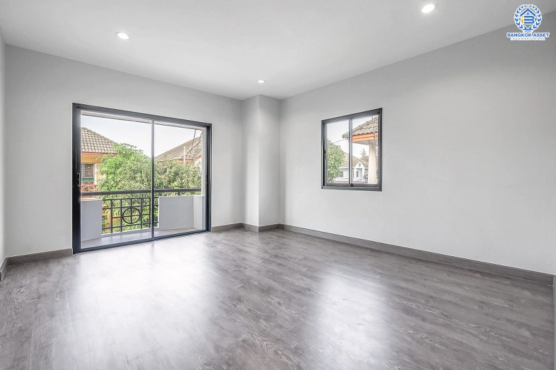 บ้านมือสองตกแต่งใหม่ หลังใหญ่ พร้อมอยู่ ม.ดิเอมเมอรัลการ์เด้น ราชพฤกษ์-บางบัวทอง เนื้อที่ 50 ตร.ว. ฟังก์ชั่น 3 ห้องนอน 3 ห้องน้ำ ต่อเติมครัวเคาน์เตอร์ ทำเลดี เชื่อมต่อถนนชัยพฤกษ์ ,ราชพฤกษ์ ใกล้เซ็นทรัลเวสท์เกต และรถไฟฟ้าสถานี "บางพลู"...