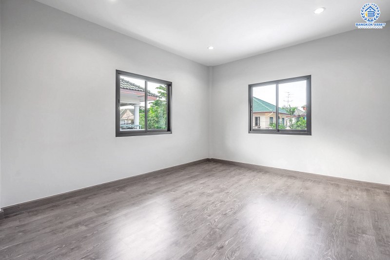 บ้านมือสองตกแต่งใหม่ หลังใหญ่ พร้อมอยู่ ม.ดิเอมเมอรัลการ์เด้น ราชพฤกษ์-บางบัวทอง เนื้อที่ 50 ตร.ว. ฟังก์ชั่น 3 ห้องนอน 3 ห้องน้ำ ต่อเติมครัวเคาน์เตอร์ ทำเลดี เชื่อมต่อถนนชัยพฤกษ์ ,ราชพฤกษ์ ใกล้เซ็นทรัลเวสท์เกต และรถไฟฟ้าสถานี "บางพลู"...