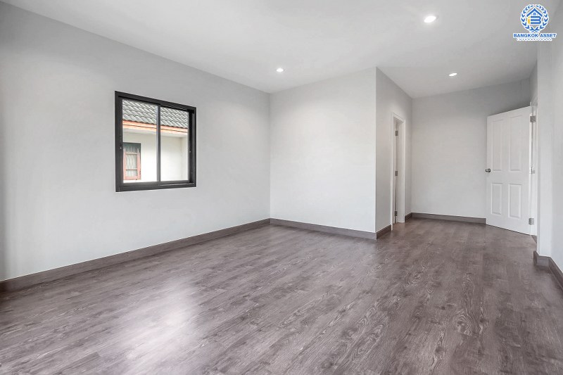 บ้านมือสองตกแต่งใหม่ หลังใหญ่ พร้อมอยู่ ม.ดิเอมเมอรัลการ์เด้น ราชพฤกษ์-บางบัวทอง เนื้อที่ 50 ตร.ว. ฟังก์ชั่น 3 ห้องนอน 3 ห้องน้ำ ต่อเติมครัวเคาน์เตอร์ ทำเลดี เชื่อมต่อถนนชัยพฤกษ์ ,ราชพฤกษ์ ใกล้เซ็นทรัลเวสท์เกต และรถไฟฟ้าสถานี "บางพลู"...