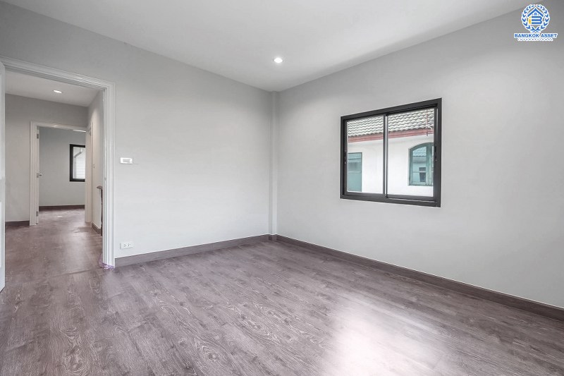 บ้านมือสองตกแต่งใหม่ หลังใหญ่ พร้อมอยู่ ม.ดิเอมเมอรัลการ์เด้น ราชพฤกษ์-บางบัวทอง เนื้อที่ 50 ตร.ว. ฟังก์ชั่น 3 ห้องนอน 3 ห้องน้ำ ต่อเติมครัวเคาน์เตอร์ ทำเลดี เชื่อมต่อถนนชัยพฤกษ์ ,ราชพฤกษ์ ใกล้เซ็นทรัลเวสท์เกต และรถไฟฟ้าสถานี "บางพลู"...