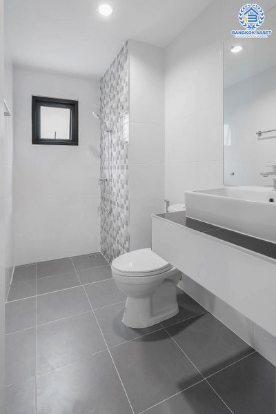 บ้านมือสองตกแต่งใหม่ หลังใหญ่ พร้อมอยู่ ม.ดิเอมเมอรัลการ์เด้น ราชพฤกษ์-บางบัวทอง เนื้อที่ 50 ตร.ว. ฟังก์ชั่น 3 ห้องนอน 3 ห้องน้ำ ต่อเติมครัวเคาน์เตอร์ ทำเลดี เชื่อมต่อถนนชัยพฤกษ์ ,ราชพฤกษ์ ใกล้เซ็นทรัลเวสท์เกต และรถไฟฟ้าสถานี "บางพลู"...