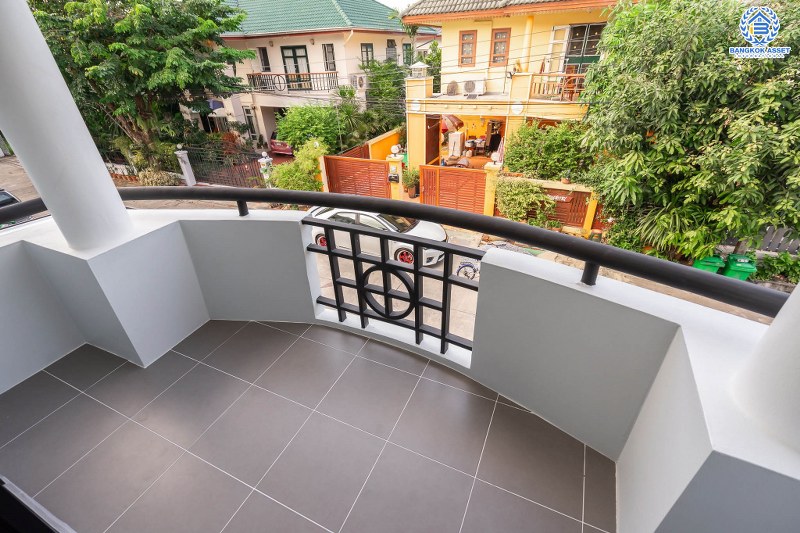 บ้านมือสองตกแต่งใหม่ หลังใหญ่ พร้อมอยู่ ม.ดิเอมเมอรัลการ์เด้น ราชพฤกษ์-บางบัวทอง เนื้อที่ 50 ตร.ว. ฟังก์ชั่น 3 ห้องนอน 3 ห้องน้ำ ต่อเติมครัวเคาน์เตอร์ ทำเลดี เชื่อมต่อถนนชัยพฤกษ์ ,ราชพฤกษ์ ใกล้เซ็นทรัลเวสท์เกต และรถไฟฟ้าสถานี "บางพลู"...