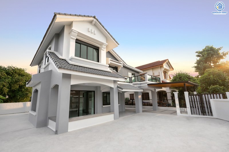 บ้านมือสองตกแต่งใหม่ LH แปลงมุม ที่ดินใหญ่ 102 ตร.ว. โครงการ ชลลดา บางบัวทอง-รัตนาธิเบศร์ ตอบโจทย์ครอบครัวใหญ่ ฟังก์ชั่น 4 ห้องนอน 2 ห้องน้ำ 1 ห้องอเนกประสงค์ พร้อม facilitys ครบครัน บนทำเลศักยภาพ เชื่อมต่อหลายเส้นทาง ใกล้เซ็นทรัลเวสต์เกต และ MRT สถานีบางพลู...