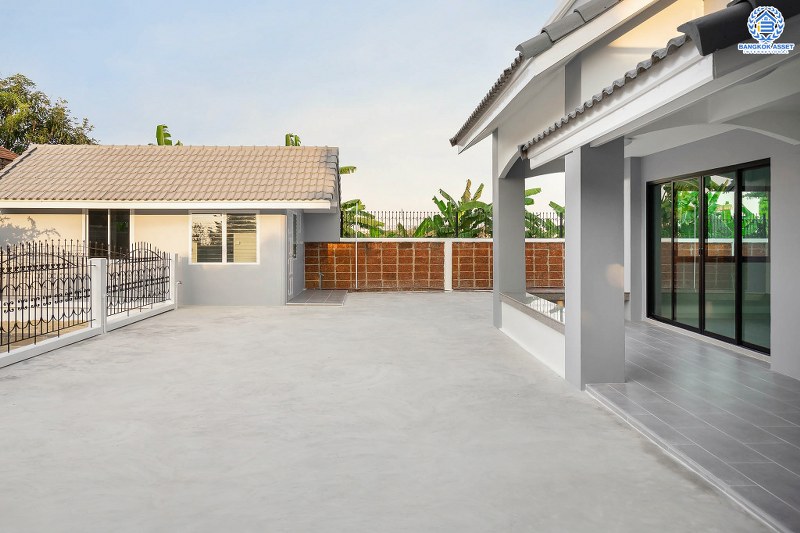 บ้านมือสองตกแต่งใหม่ LH แปลงมุม ที่ดินใหญ่ 102 ตร.ว. โครงการ ชลลดา บางบัวทอง-รัตนาธิเบศร์ ตอบโจทย์ครอบครัวใหญ่ ฟังก์ชั่น 4 ห้องนอน 2 ห้องน้ำ 1 ห้องอเนกประสงค์ พร้อม facilitys ครบครัน บนทำเลศักยภาพ เชื่อมต่อหลายเส้นทาง ใกล้เซ็นทรัลเวสต์เกต และ MRT สถานีบางพลู...