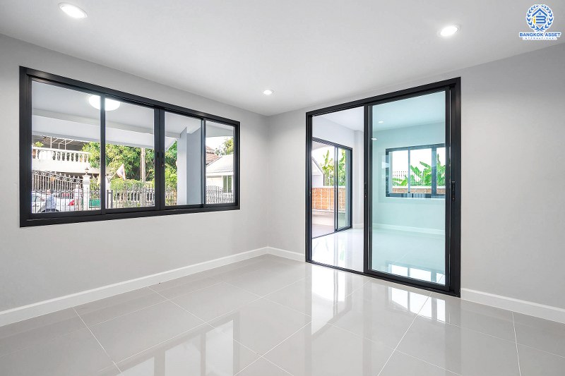 บ้านมือสองตกแต่งใหม่ LH แปลงมุม ที่ดินใหญ่ 102 ตร.ว. โครงการ ชลลดา บางบัวทอง-รัตนาธิเบศร์ ตอบโจทย์ครอบครัวใหญ่ ฟังก์ชั่น 4 ห้องนอน 2 ห้องน้ำ 1 ห้องอเนกประสงค์ พร้อม facilitys ครบครัน บนทำเลศักยภาพ เชื่อมต่อหลายเส้นทาง ใกล้เซ็นทรัลเวสต์เกต และ MRT สถานีบางพลู...