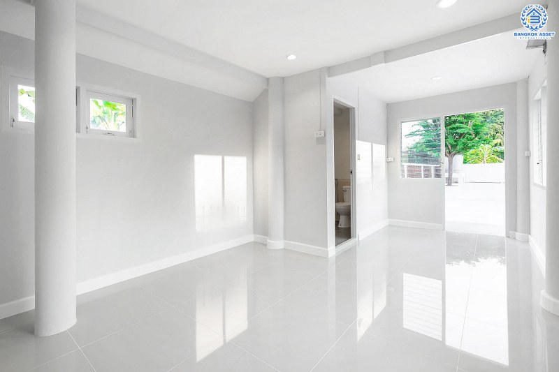 บ้านมือสองตกแต่งใหม่ LH แปลงมุม ที่ดินใหญ่ 102 ตร.ว. โครงการ ชลลดา บางบัวทอง-รัตนาธิเบศร์ ตอบโจทย์ครอบครัวใหญ่ ฟังก์ชั่น 4 ห้องนอน 2 ห้องน้ำ 1 ห้องอเนกประสงค์ พร้อม facilitys ครบครัน บนทำเลศักยภาพ เชื่อมต่อหลายเส้นทาง ใกล้เซ็นทรัลเวสต์เกต และ MRT สถานีบางพลู...