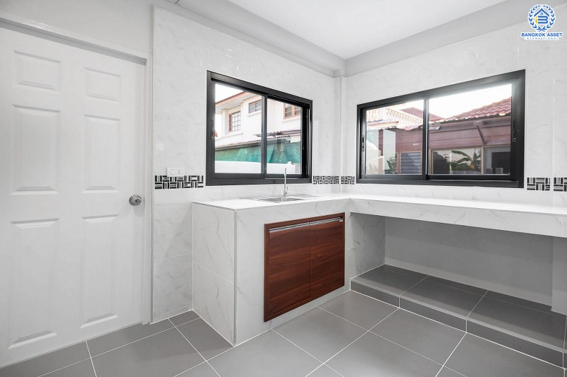 บ้านมือสองตกแต่งใหม่ LH แปลงมุม ที่ดินใหญ่ 102 ตร.ว. โครงการ ชลลดา บางบัวทอง-รัตนาธิเบศร์ ตอบโจทย์ครอบครัวใหญ่ ฟังก์ชั่น 4 ห้องนอน 2 ห้องน้ำ 1 ห้องอเนกประสงค์ พร้อม facilitys ครบครัน บนทำเลศักยภาพ เชื่อมต่อหลายเส้นทาง ใกล้เซ็นทรัลเวสต์เกต และ MRT สถานีบางพลู...