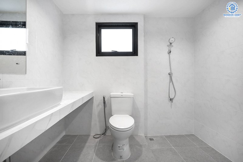 บ้านมือสองตกแต่งใหม่ LH แปลงมุม ที่ดินใหญ่ 102 ตร.ว. โครงการ ชลลดา บางบัวทอง-รัตนาธิเบศร์ ตอบโจทย์ครอบครัวใหญ่ ฟังก์ชั่น 4 ห้องนอน 2 ห้องน้ำ 1 ห้องอเนกประสงค์ พร้อม facilitys ครบครัน บนทำเลศักยภาพ เชื่อมต่อหลายเส้นทาง ใกล้เซ็นทรัลเวสต์เกต และ MRT สถานีบางพลู...