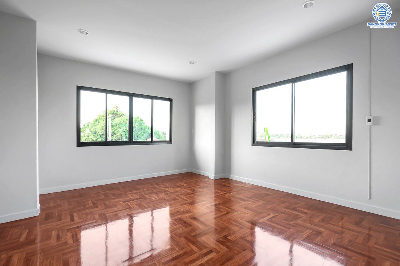 บ้านมือสองตกแต่งใหม่ LH แปลงมุม ที่ดินใหญ่ 102 ตร.ว. โครงการ ชลลดา บางบัวทอง-รัตนาธิเบศร์ ตอบโจทย์ครอบครัวใหญ่ ฟังก์ชั่น 4 ห้องนอน 2 ห้องน้ำ 1 ห้องอเนกประสงค์ พร้อม facilitys ครบครัน บนทำเลศักยภาพ เชื่อมต่อหลายเส้นทาง ใกล้เซ็นทรัลเวสต์เกต และ MRT สถานีบางพลู...