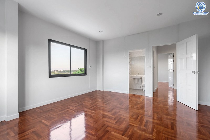 บ้านมือสองตกแต่งใหม่ LH แปลงมุม ที่ดินใหญ่ 102 ตร.ว. โครงการ ชลลดา บางบัวทอง-รัตนาธิเบศร์ ตอบโจทย์ครอบครัวใหญ่ ฟังก์ชั่น 4 ห้องนอน 2 ห้องน้ำ 1 ห้องอเนกประสงค์ พร้อม facilitys ครบครัน บนทำเลศักยภาพ เชื่อมต่อหลายเส้นทาง ใกล้เซ็นทรัลเวสต์เกต และ MRT สถานีบางพลู...