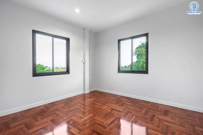 บ้านมือสองตกแต่งใหม่ LH แปลงมุม ที่ดินใหญ่ 102 ตร.ว. โครงการ ชลลดา บางบัวทอง-รัตนาธิเบศร์ ตอบโจทย์ครอบครัวใหญ่ ฟังก์ชั่น 4 ห้องนอน 2 ห้องน้ำ 1 ห้องอเนกประสงค์ พร้อม facilitys ครบครัน บนทำเลศักยภาพ เชื่อมต่อหลายเส้นทาง ใกล้เซ็นทรัลเวสต์เกต และ MRT สถานีบางพลู...