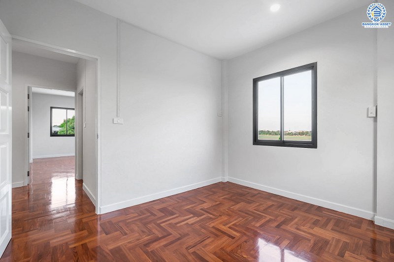 บ้านมือสองตกแต่งใหม่ LH แปลงมุม ที่ดินใหญ่ 102 ตร.ว. โครงการ ชลลดา บางบัวทอง-รัตนาธิเบศร์ ตอบโจทย์ครอบครัวใหญ่ ฟังก์ชั่น 4 ห้องนอน 2 ห้องน้ำ 1 ห้องอเนกประสงค์ พร้อม facilitys ครบครัน บนทำเลศักยภาพ เชื่อมต่อหลายเส้นทาง ใกล้เซ็นทรัลเวสต์เกต และ MRT สถานีบางพลู...