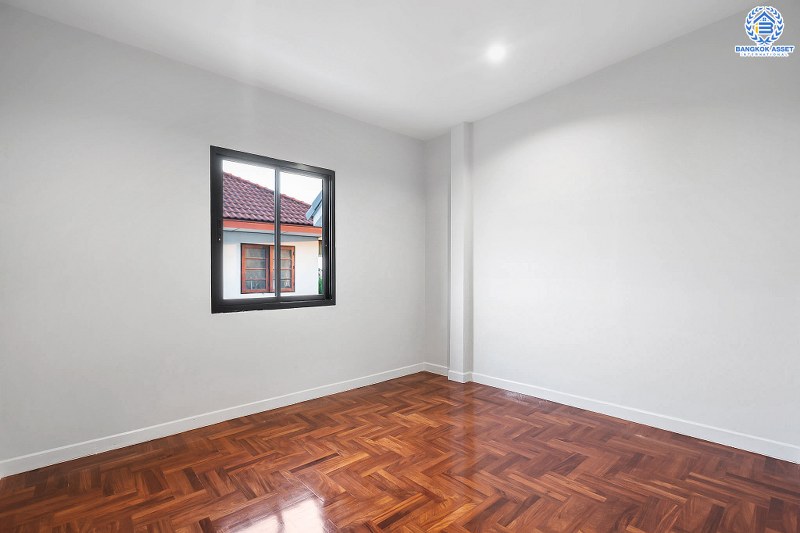 บ้านมือสองตกแต่งใหม่ LH แปลงมุม ที่ดินใหญ่ 102 ตร.ว. โครงการ ชลลดา บางบัวทอง-รัตนาธิเบศร์ ตอบโจทย์ครอบครัวใหญ่ ฟังก์ชั่น 4 ห้องนอน 2 ห้องน้ำ 1 ห้องอเนกประสงค์ พร้อม facilitys ครบครัน บนทำเลศักยภาพ เชื่อมต่อหลายเส้นทาง ใกล้เซ็นทรัลเวสต์เกต และ MRT สถานีบางพลู...