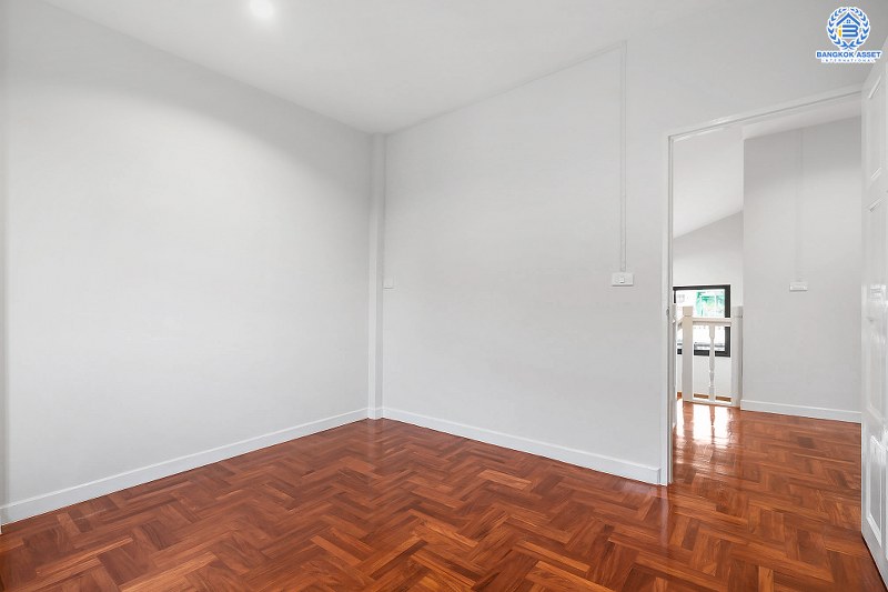 บ้านมือสองตกแต่งใหม่ LH แปลงมุม ที่ดินใหญ่ 102 ตร.ว. โครงการ ชลลดา บางบัวทอง-รัตนาธิเบศร์ ตอบโจทย์ครอบครัวใหญ่ ฟังก์ชั่น 4 ห้องนอน 2 ห้องน้ำ 1 ห้องอเนกประสงค์ พร้อม facilitys ครบครัน บนทำเลศักยภาพ เชื่อมต่อหลายเส้นทาง ใกล้เซ็นทรัลเวสต์เกต และ MRT สถานีบางพลู...