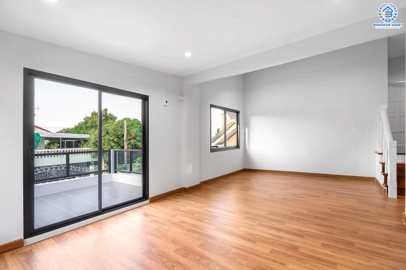 บ้านมือสองตกแต่งใหม่ LH แปลงมุม ที่ดินใหญ่ 102 ตร.ว. โครงการ ชลลดา บางบัวทอง-รัตนาธิเบศร์ ตอบโจทย์ครอบครัวใหญ่ ฟังก์ชั่น 4 ห้องนอน 2 ห้องน้ำ 1 ห้องอเนกประสงค์ พร้อม facilitys ครบครัน บนทำเลศักยภาพ เชื่อมต่อหลายเส้นทาง ใกล้เซ็นทรัลเวสต์เกต และ MRT สถานีบางพลู...