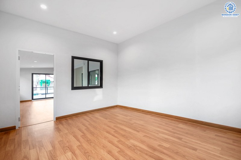 บ้านมือสองตกแต่งใหม่ LH แปลงมุม ที่ดินใหญ่ 102 ตร.ว. โครงการ ชลลดา บางบัวทอง-รัตนาธิเบศร์ ตอบโจทย์ครอบครัวใหญ่ ฟังก์ชั่น 4 ห้องนอน 2 ห้องน้ำ 1 ห้องอเนกประสงค์ พร้อม facilitys ครบครัน บนทำเลศักยภาพ เชื่อมต่อหลายเส้นทาง ใกล้เซ็นทรัลเวสต์เกต และ MRT สถานีบางพลู...