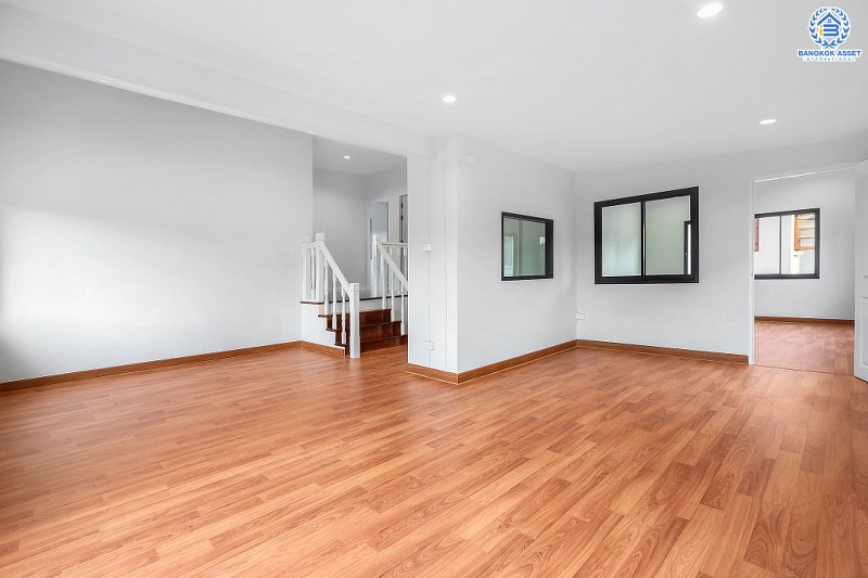 บ้านมือสองตกแต่งใหม่ LH แปลงมุม ที่ดินใหญ่ 102 ตร.ว. โครงการ ชลลดา บางบัวทอง-รัตนาธิเบศร์ ตอบโจทย์ครอบครัวใหญ่ ฟังก์ชั่น 4 ห้องนอน 2 ห้องน้ำ 1 ห้องอเนกประสงค์ พร้อม facilitys ครบครัน บนทำเลศักยภาพ เชื่อมต่อหลายเส้นทาง ใกล้เซ็นทรัลเวสต์เกต และ MRT สถานีบางพลู...