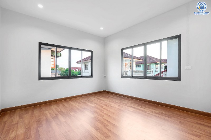 บ้านมือสองตกแต่งใหม่ LH แปลงมุม ที่ดินใหญ่ 102 ตร.ว. โครงการ ชลลดา บางบัวทอง-รัตนาธิเบศร์ ตอบโจทย์ครอบครัวใหญ่ ฟังก์ชั่น 4 ห้องนอน 2 ห้องน้ำ 1 ห้องอเนกประสงค์ พร้อม facilitys ครบครัน บนทำเลศักยภาพ เชื่อมต่อหลายเส้นทาง ใกล้เซ็นทรัลเวสต์เกต และ MRT สถานีบางพลู...