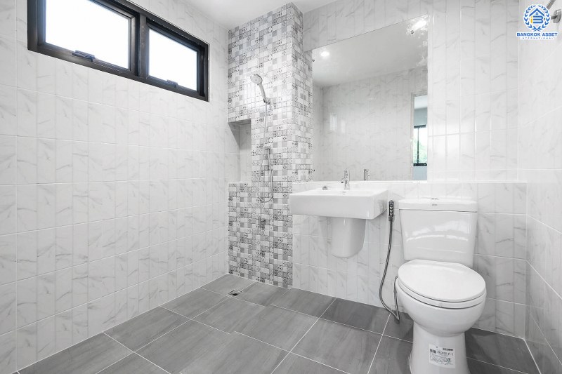 บ้านมือสองตกแต่งใหม่ LH แปลงมุม ที่ดินใหญ่ 102 ตร.ว. โครงการ ชลลดา บางบัวทอง-รัตนาธิเบศร์ ตอบโจทย์ครอบครัวใหญ่ ฟังก์ชั่น 4 ห้องนอน 2 ห้องน้ำ 1 ห้องอเนกประสงค์ พร้อม facilitys ครบครัน บนทำเลศักยภาพ เชื่อมต่อหลายเส้นทาง ใกล้เซ็นทรัลเวสต์เกต และ MRT สถานีบางพลู...